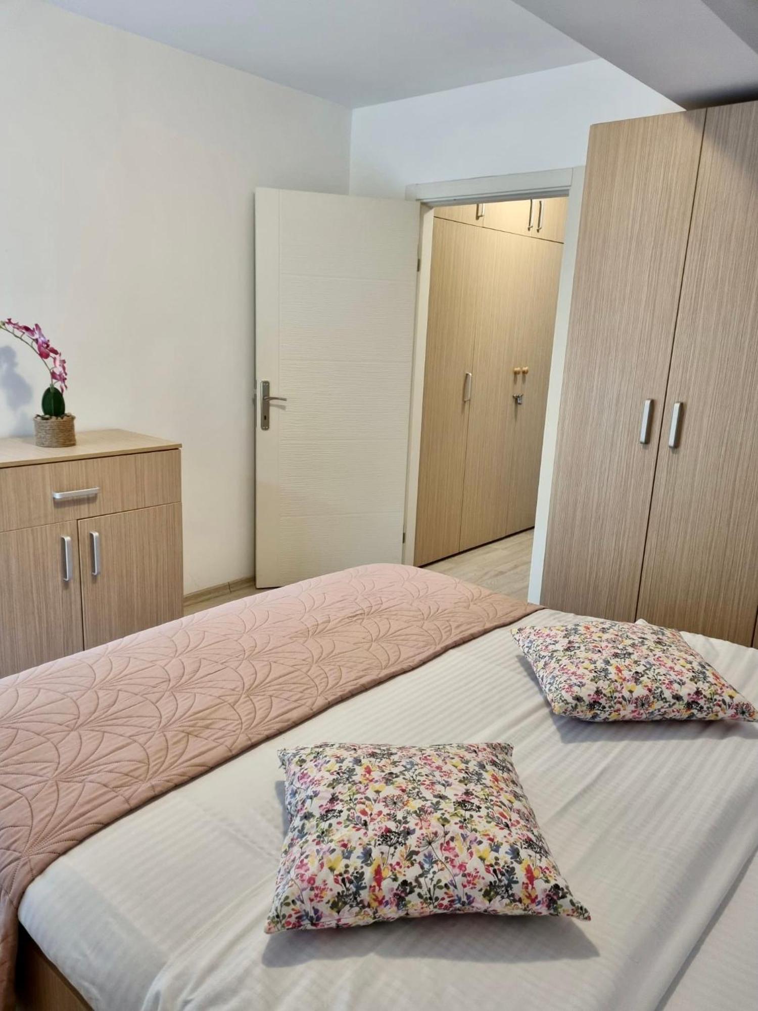 Fly Airport Residences & Therme-Self Check-In Отопени Екстериор снимка